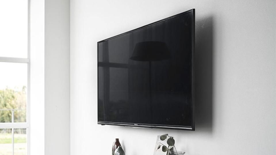 TVを壁に掛けて見た目スッキリ。山崎実業のTVホルダーは跡が目立たない