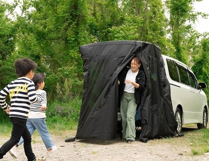 ミニバンから軽自動車までOK。トランクに簡単設置できる多目的テントがかなり良い感じ