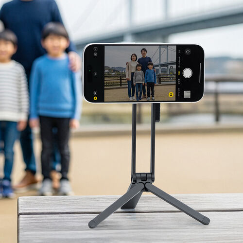 MagSafeで瞬間固定!1台3役のモバイルスマホ三脚