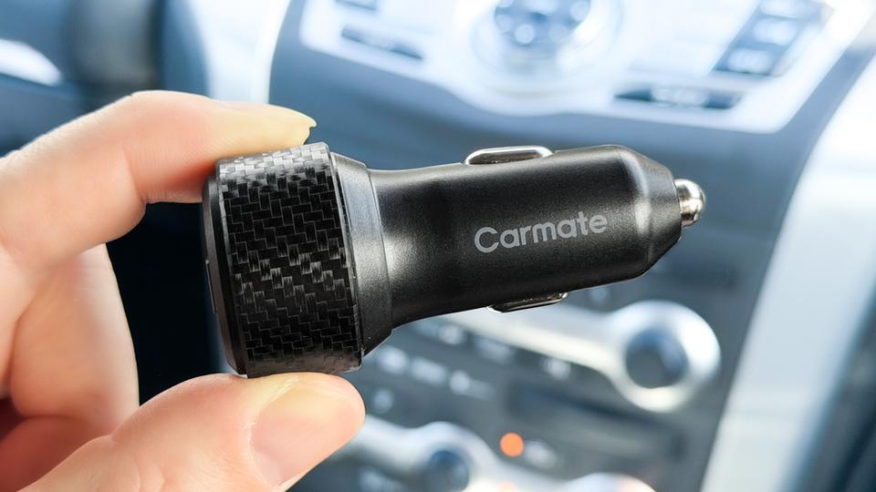 愛車どこ停めたっけ?を解決。iPhoneで位置確認できるチャージャー