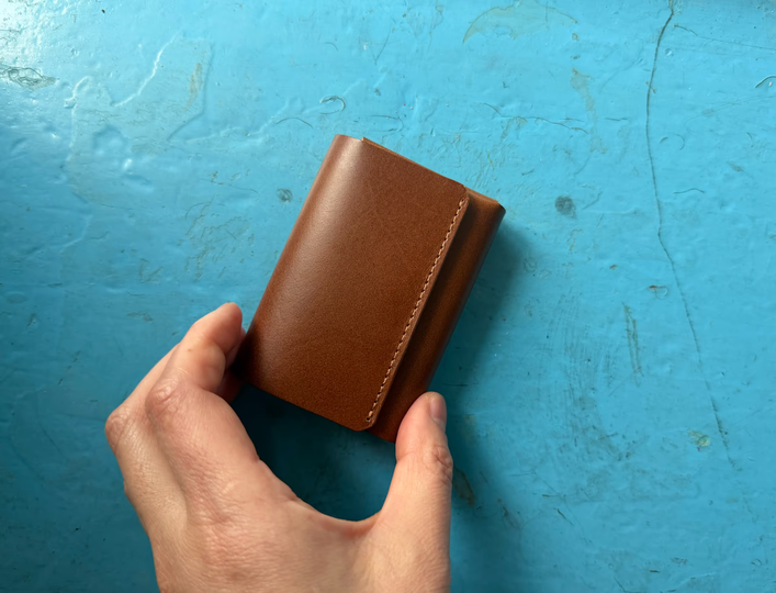 上質さが光る。カード数枚と少しの現金を持ち歩くのにぴったりなイタリアンレザーのミニ財布