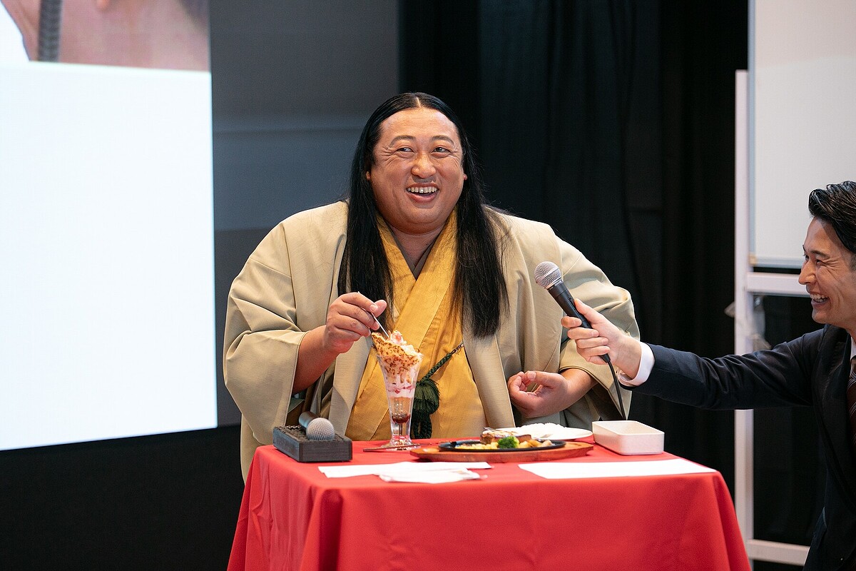 ロバート秋山が和装姿で “秋山芭蕉” に! ファミリーレストラン「ジョイフル」発表会で即興俳句ショー