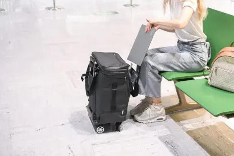 スーツケースが「変形」してリュックに。しかも台車だけ分離して使えるって、自由すぎない?