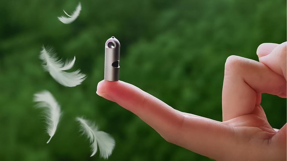 わずか2.2gでサイレン級の音。災害や遭難に常時備えられる極小チタン笛