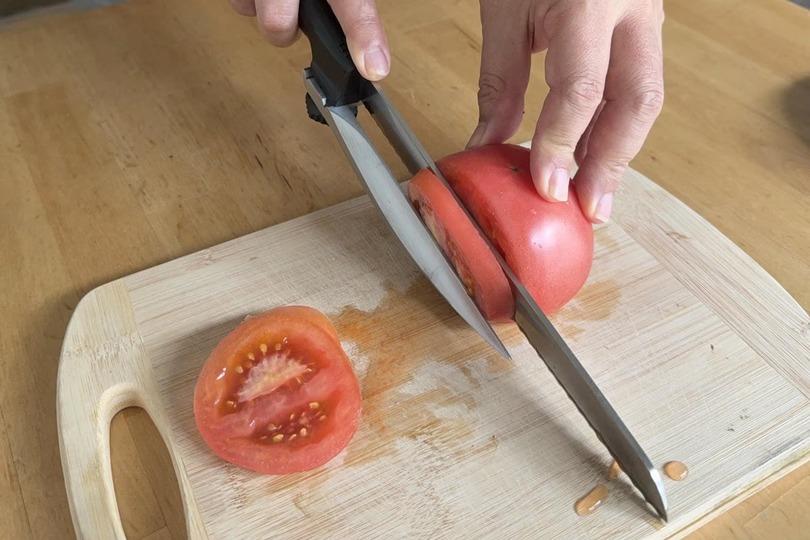 料理が苦手でもこの包丁があれば。1mm単位で均一に切れる、ガイド付き精密スライスナイフ
