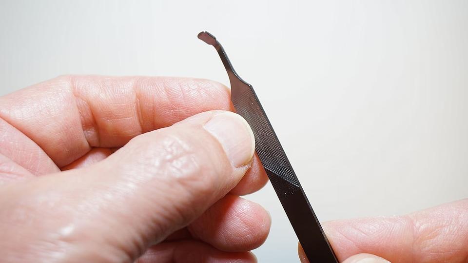 出先での「爪垢・ガサガサ」にサヨナラ。ポケットに忍ばせる一生モノの爪ヤスリ