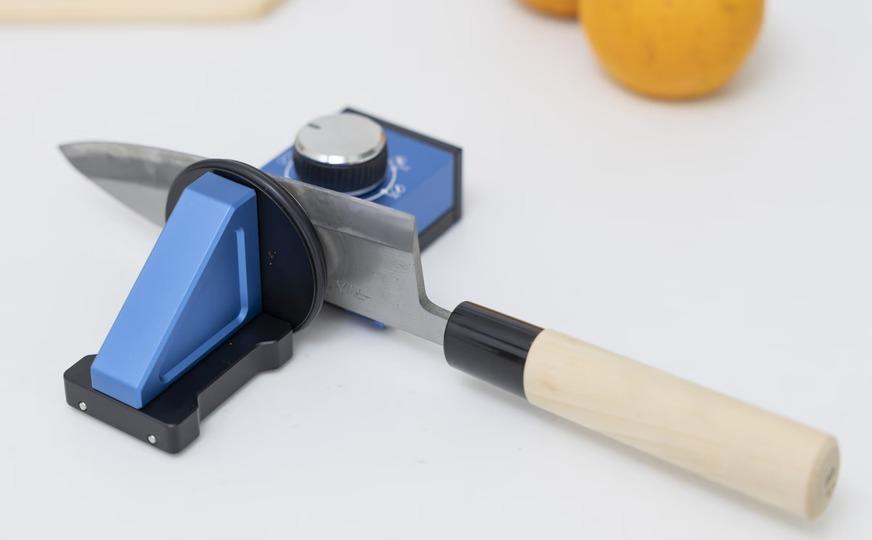 1〜2分転がすだけで新品のように切れ味が復活。包丁が生まれ変わるローラー研ぎ器で料理を快適に